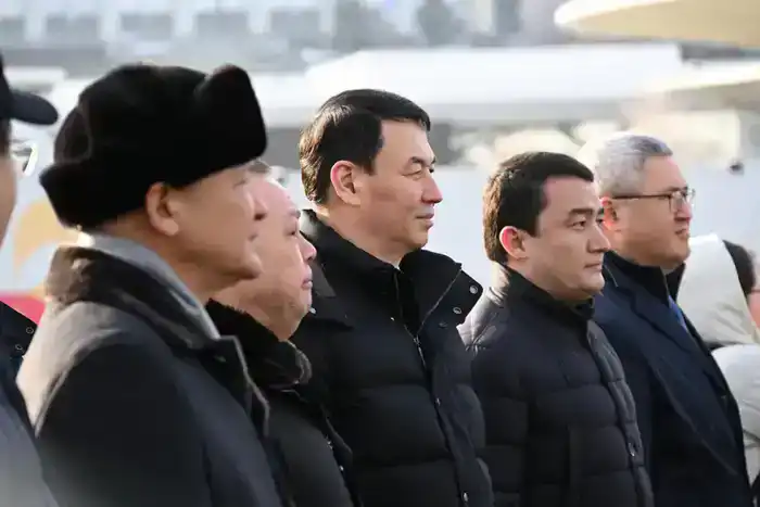 Аким Алматы возложил цветы к монументу «Тәуелсіздік» (2)