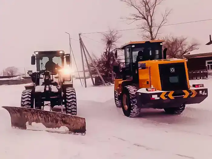 Очистка дорог от снега в Бородулихинском и Бескарагайском районах