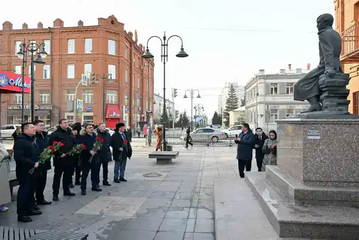 Цветы к памяти: Абайская делегация в Омске