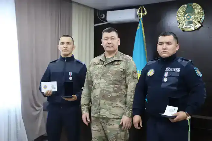 В области Ұлытау награждены полицейские за спасение детей при пожаре (4)