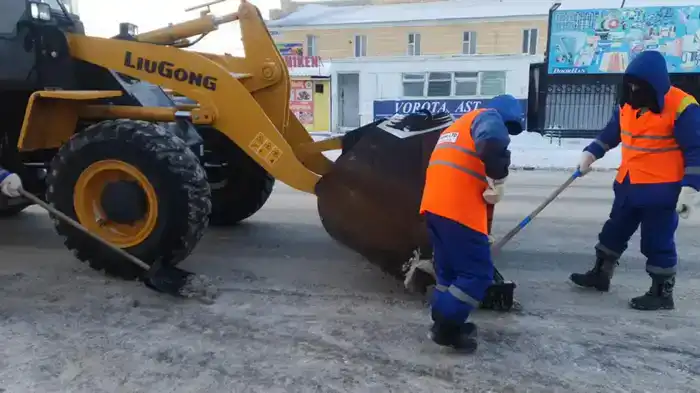 Свыше 1 400 единиц спецтехники задействованы в снегоуборочных работах и посыпке тротуаров техсолью в Астане (5)