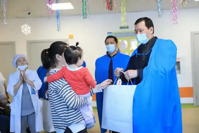 Асхат Шахаров поздравил детей с Новым годом в социальном центре и детской больнице (10)