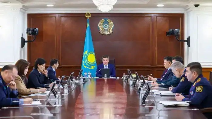 Олжас Бектенов обсудил меры безопасности и профилактики правонарушений на заседании МВК в преддверии праздников