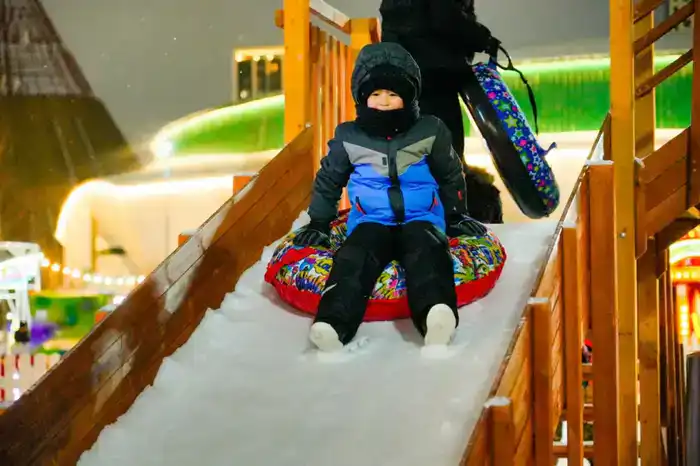 Более 40 новогодних ёлок одновременно зажгли в Астане (7)