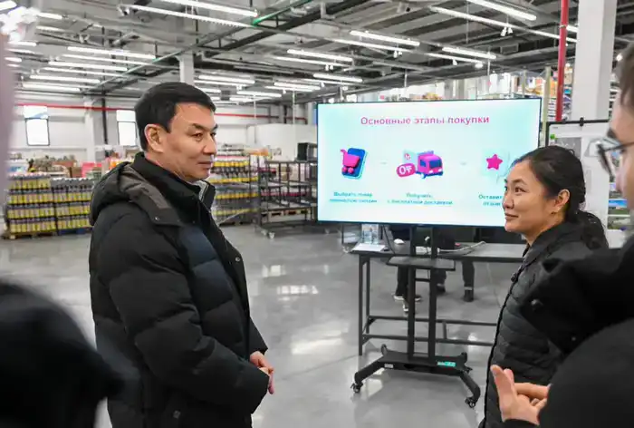 Аким Алматы Дархан Сатыбалды ознакомился с работой нового логистического комплекса Magnum E-commerce в Алатауском районе (3)