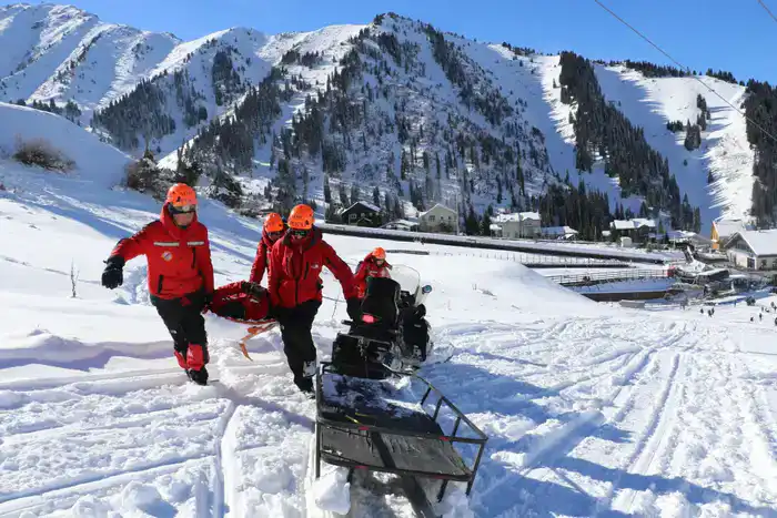 Спасатели МЧС напоминают о мерах предосторожности в горах зимой (2)