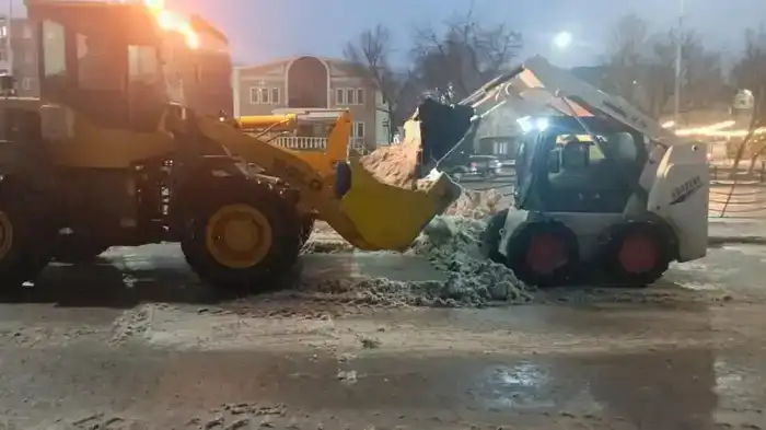 Коммунальные службы Астаны усиливают работу в условиях зимней погоды, используя 3 500 тонн техсоли и выполняя более 100 тысяч рейсов