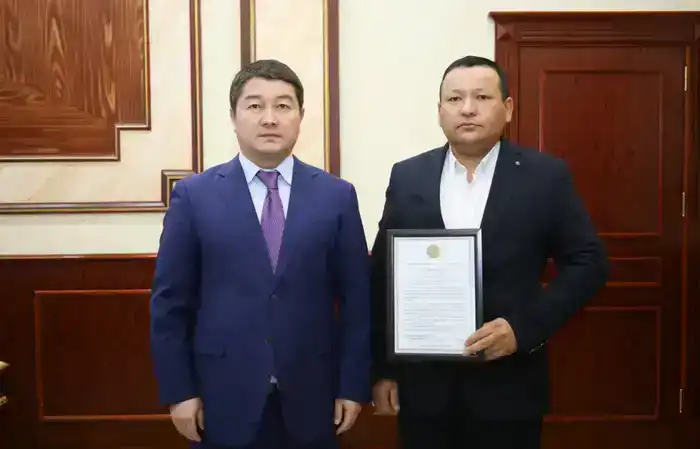 Нурдаулет Килыбай вручил государственные награды людям труда (9)