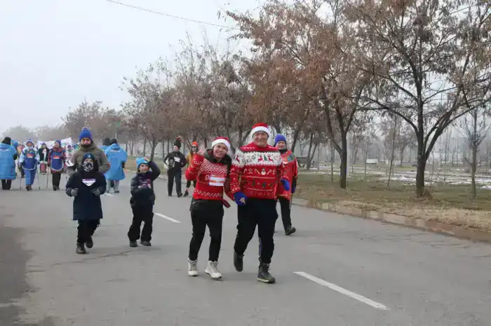 В Алматы прошёл предновогодний семейный забег под девизом «Одна цель. Один путь» (4)