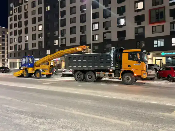 Более 1 200 единиц спецтехники вышли на уборку снега в Астане в ночную смену (2)