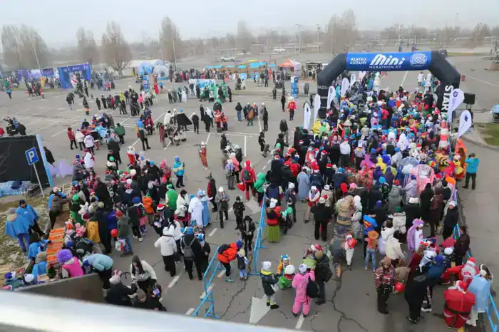 В Алматы прошёл предновогодний семейный забег под девизом «Одна цель. Один путь» (8)