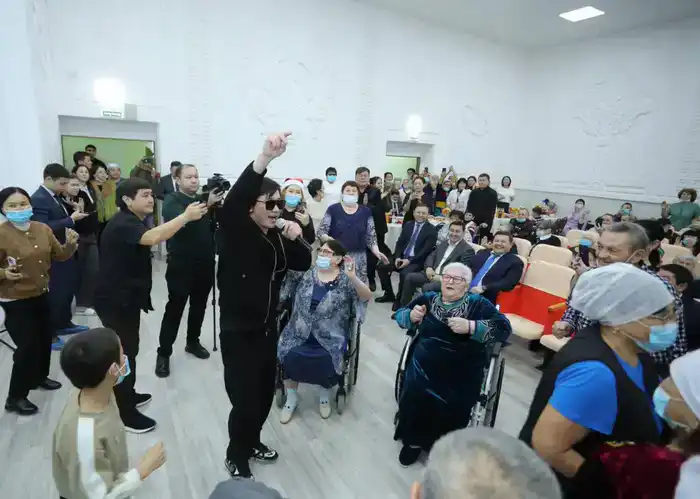 Глава региона поздравил получателей социальных услуг с Новым годом на специальном мероприятии