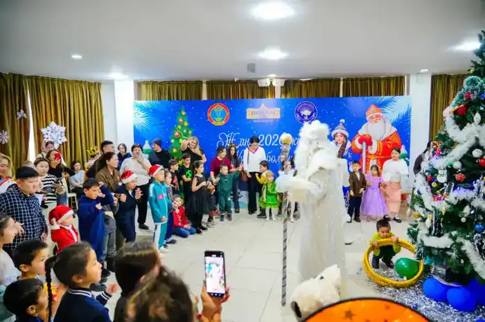 Новогоднюю елку для особенных детей провела столичная АНК (4)