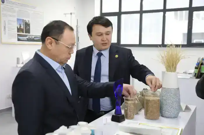Заместитель акима города Алматы Абзал Нукенов ознакомился с научным потенциалом КазНУ (3)