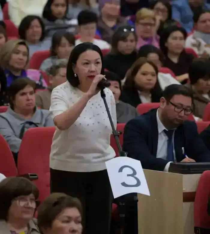 Аким Павлодарской области Асаин Байханов провел встречу с жителями Аксу: в центре внимания — вопросы развития города (5)