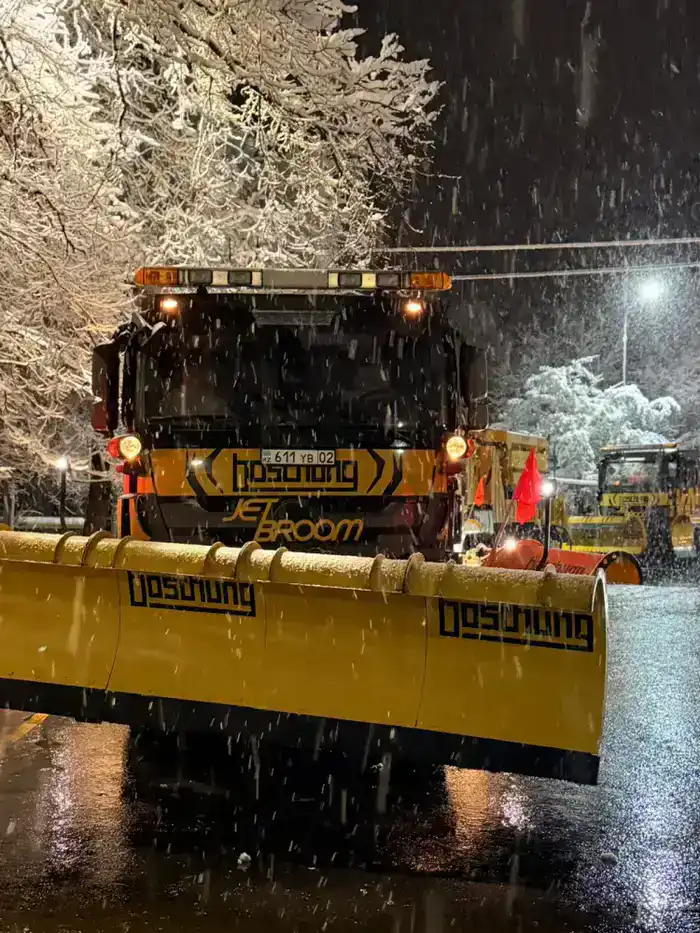 Зима в Алматы: коммунальщики на страже снежной сказки!