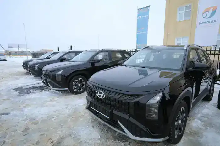 В селе Кендерли открыли новое здание акимата, вручили служебные автомобили (2)