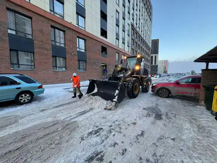 Свыше 1 400 единиц спецтехники задействованы в снегоуборочных работах и посыпке тротуаров техсолью в Астане (10)