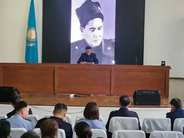 Полицейские Караганды отмечают вклад Бауыржана Момышулы в историю военного наследия
