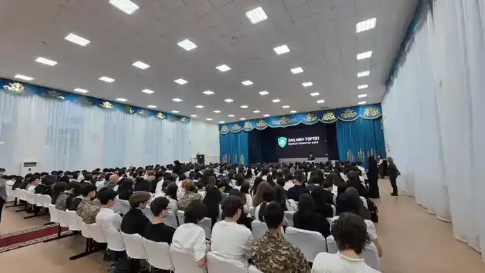 Столичным школьникам рассказали о защите от дипфейков, дропперов и мошеннических схем (5)