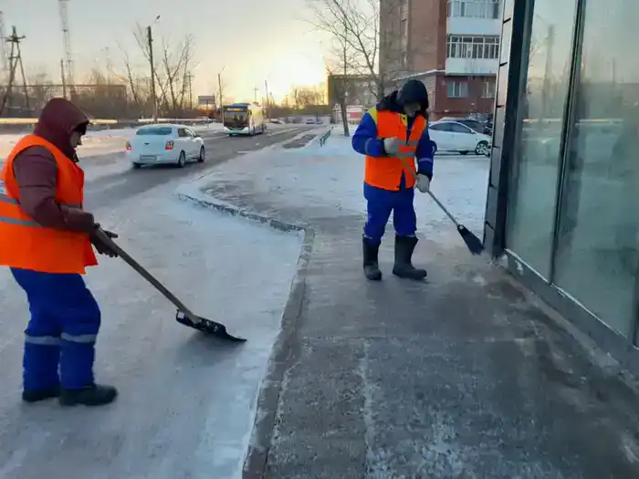 Около трех тысяч дорожных рабочих задействованы в снегоуборочных работах в Астане (4)