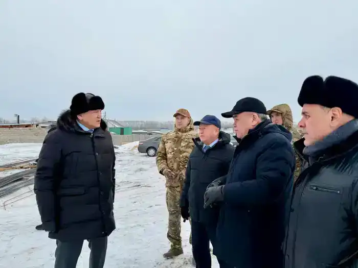 Аким области совместно с жителями села Прибрежное провел инспекцию хода реконструкции защитных сооружений (3)