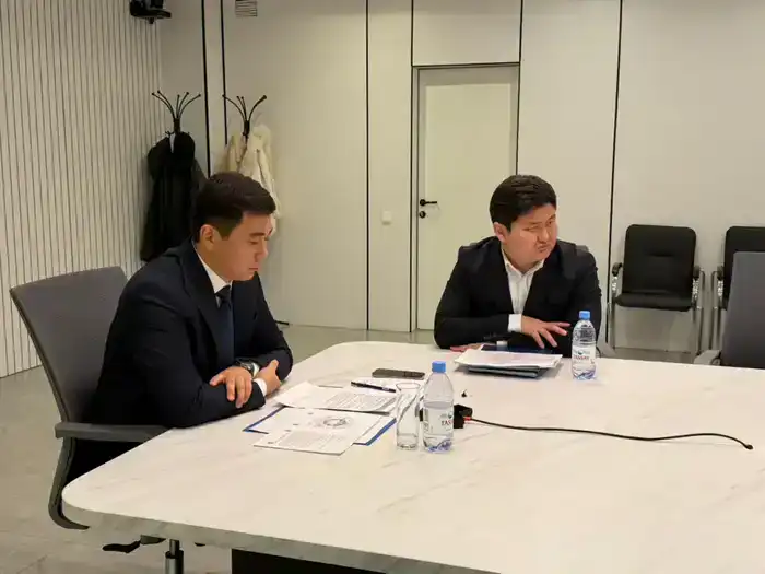 Вице-министр Куандык Кажкенов обсуждает вопросы жилищного обеспечения с гражданами