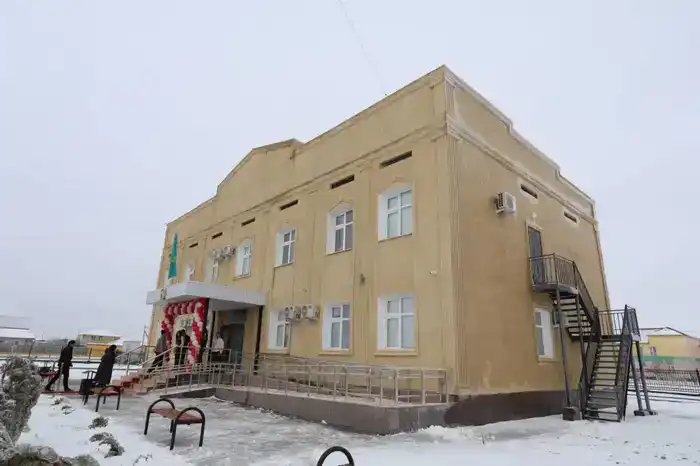 В Кендерли открыли новое здание акимата и передали служебные автомобили для повышения эффективности работы