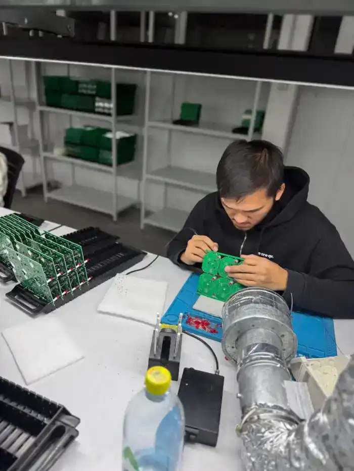 Внедрение современных цифровых решений: вице-министр Жаннат Дубирова посетила QR System (4)