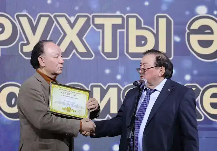 Ербол Карашукеев наградил победителей II республиканского литературного конкурса «Асқақ рухты Әулиеата» (3)