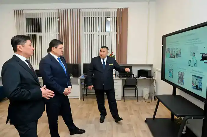 Аким области посетил специальные школы и центр поддержки детей, обещая помощь и вдохновение в преддверии Нового года