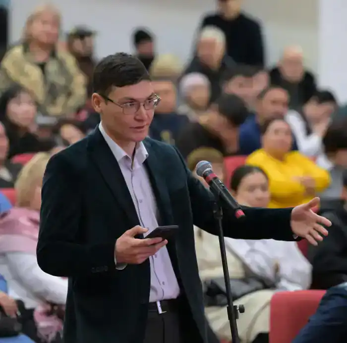 Аким Павлодарской области Асаин Байханов провел встречу с жителями Аксу: в центре внимания — вопросы развития города (10)