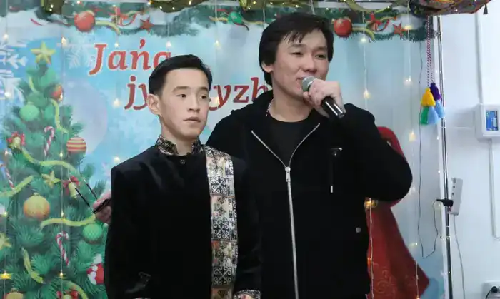 Аким Мангистауской области поздравил воспитанников детского дома с Новым годом (7)