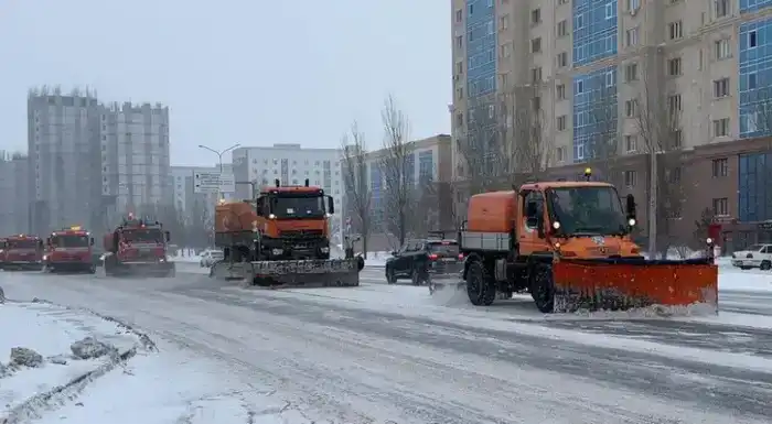 Работают без перерывов и выходных: как коммунальные службы борются со снегом и наледью в Астане (3)