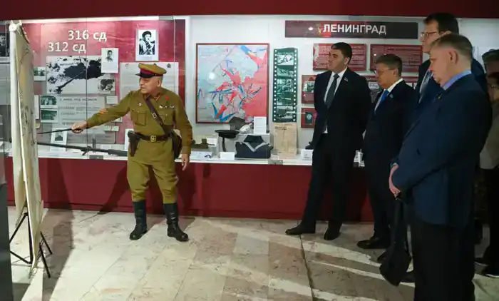 В Астане сенаторы ознакомились военно-патриотической работой в Вооруженных силах (8)