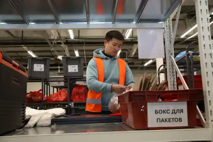 Аким Алматы Дархан Сатыбалды ознакомился с работой нового логистического комплекса Magnum E-commerce в Алатауском районе (2)