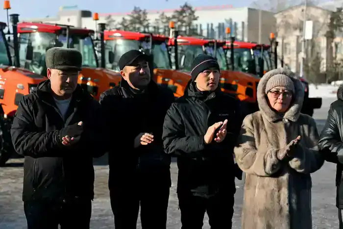 Победителям областного конкурса «Үлгілі ауыл» вручены 20 тракторов (8)
