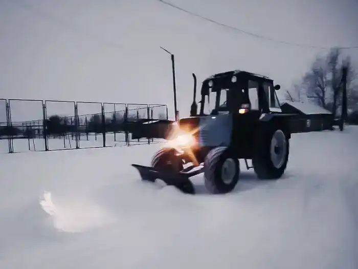 В Бородулихинском и Бескарагайском районах проводятся работы по очистке дорог от снега (4)