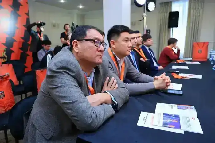 Футбольный клуб «Шахтёр» возглавил титулованный казахстанский тренер Дмитрий Огай (3)