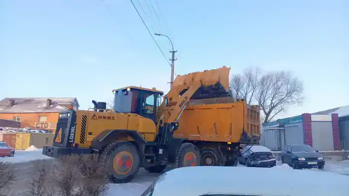 Свыше 1 400 единиц спецтехники задействованы в снегоуборочных работах и посыпке тротуаров техсолью в Астане (2)