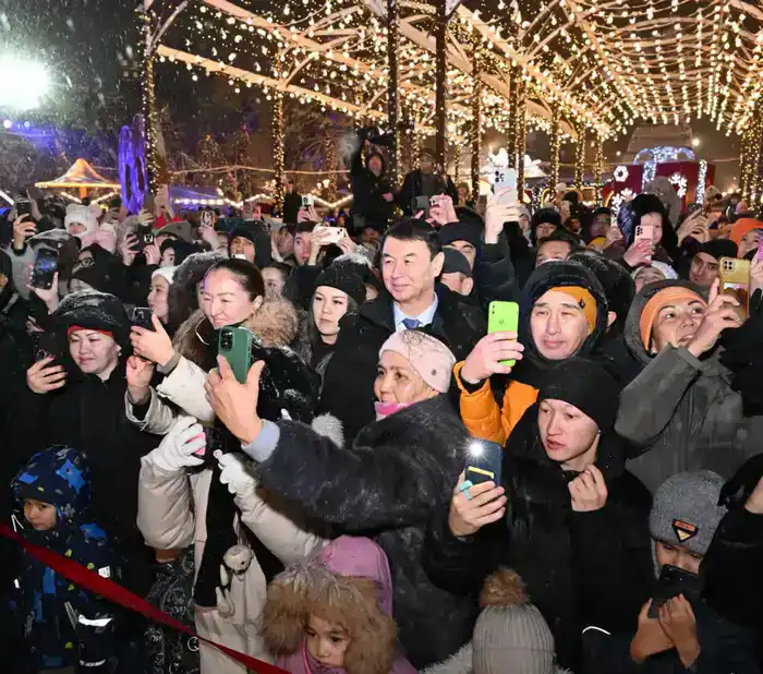 В Алматы зажгли главную новогоднюю ёлку на площади Абая