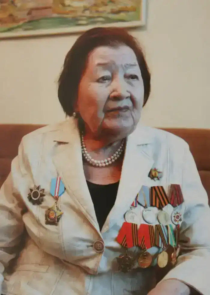 В Алматы военнослужащие отметили 99-летний юбилей ветерана, как звезду, светящуюся на небосклоне истории