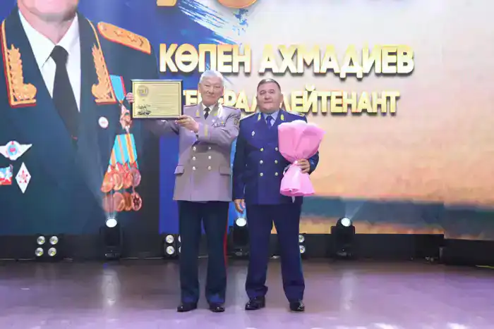 В Астане ветерана Сил воздушной обороны Копена Ахмадиева поздравили с юбилеем (6)