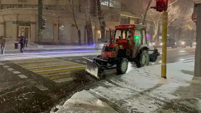 Уборка города Алматы после снегопада 16 см снега