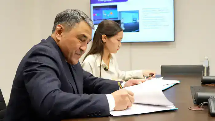 Министр водных ресурсов Нуржан Нуржигитов встретился с школьницей Дана Кадырбек для подписания меморандума о пилотном внедрении технологии сбора воды из воздуха