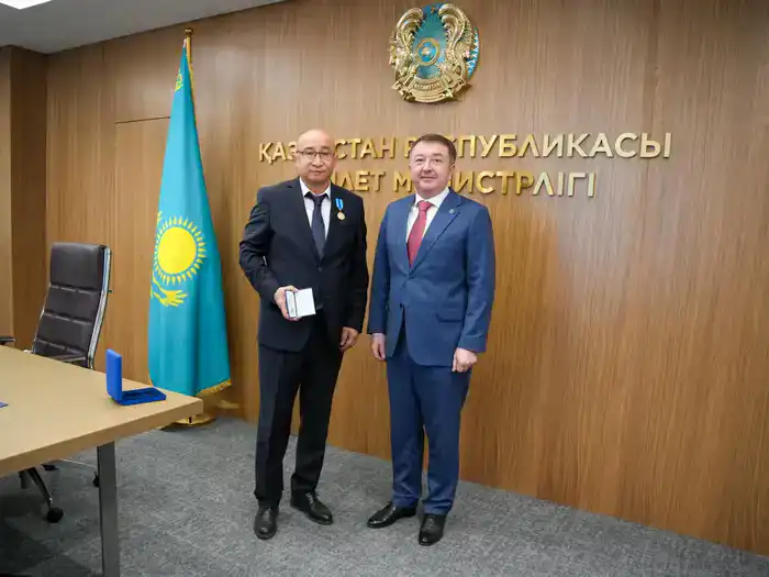 Министр юстиции Ерлан Сарсембаев в честь Дня адвокатуры наградил представителей адвокатского сообщества (5)