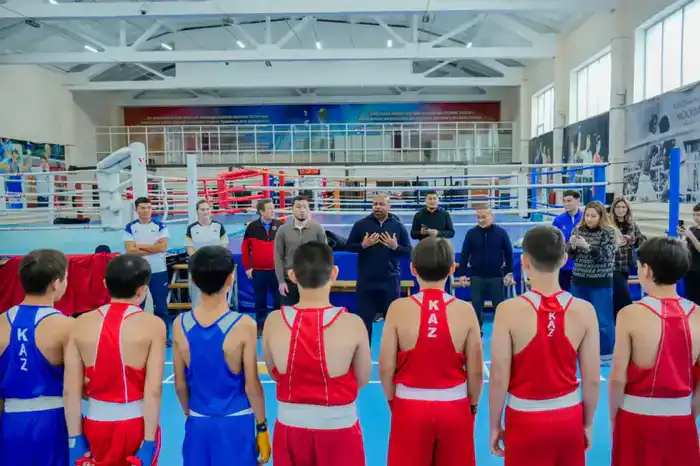 Звезда бокса Рой Джонс провел мастер-класс для молодежи в Астане (9)