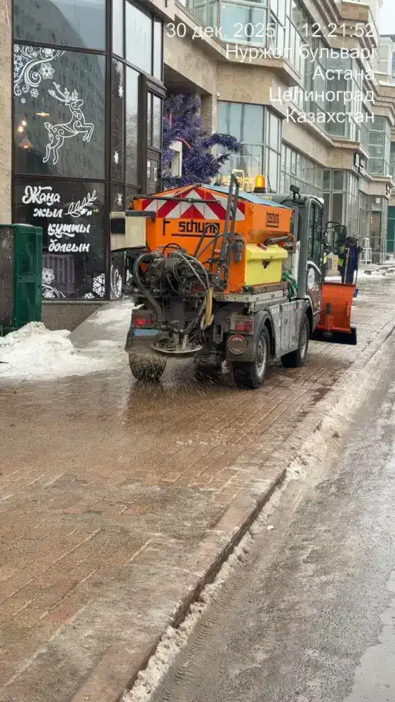 В столице продолжается обработка дорог и тротуаров техсолью (6)