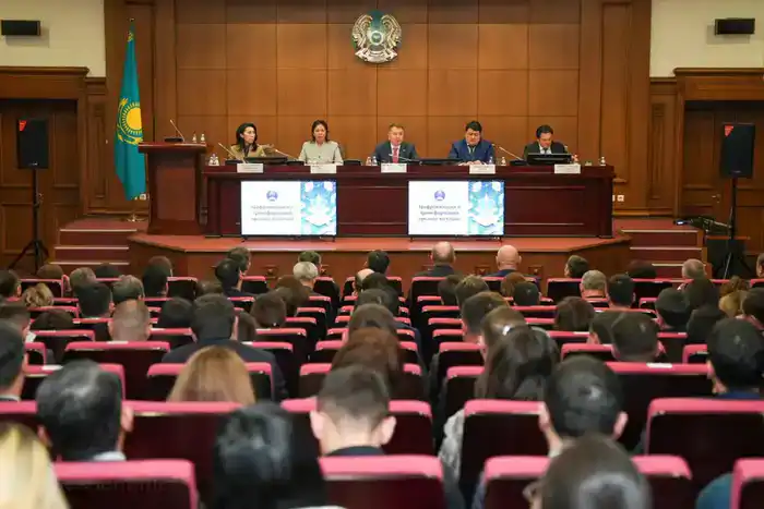 Министр юстиции Казахстана Ерлан Сарсембаев подводит итоги года и делится планами на 2026-й на расширенном заседании коллегии