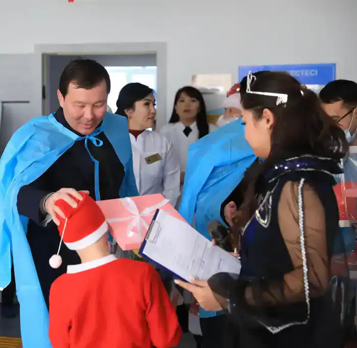 Асхат Шахаров поздравил детей с Новым годом в социальном центре и детской больнице (4)